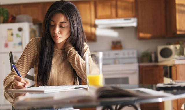 building resilience in your teenager - girl at desk studying